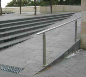 No kerb or kerb rail on ramp
