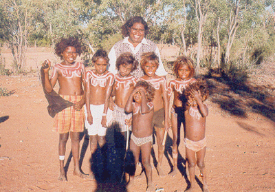 Photo of Nola Wilson and young girls from the Nyirripi community
